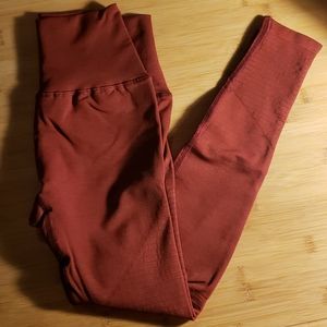 Alphalete Revival Leggings in Bordeaux